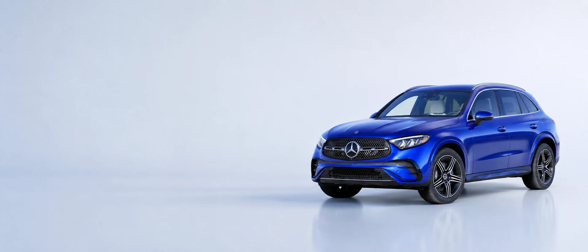 Синий Mercedes-Benz в светлой студии